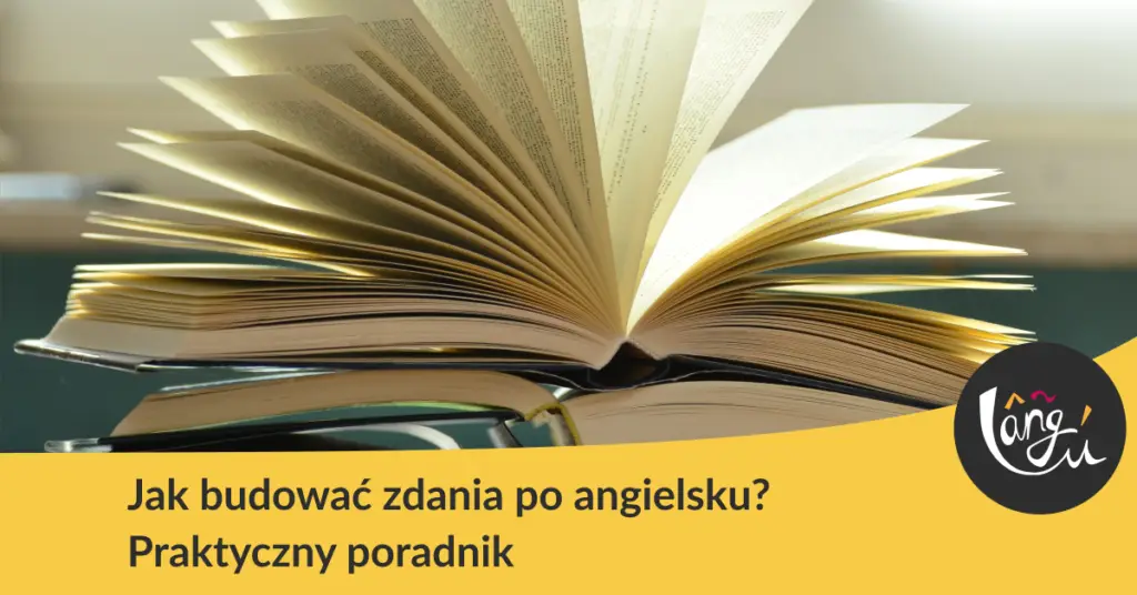 stos otwartych książek z wachlarzowo rozłożonymi stronami, oddające atmosferę nauki. Jak budować zdania po angielsku