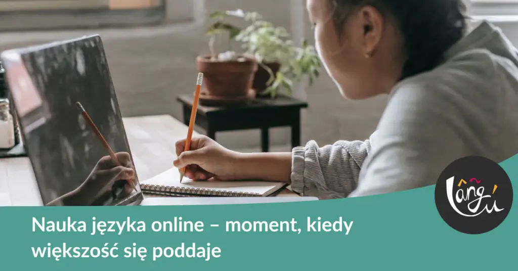 Nauka języka online. Młoda kobieta uczy się online, korzystając z laptopa i robiąc notatki w notatniku w pomieszczeniu.